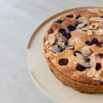 ⁦טארט שקדים ופירות יער⁩ – תמונה ⁦4⁩