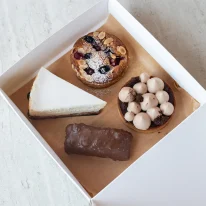 ⁦מארז קינוחים מהויטרינה⁩ – תמונה ⁦2⁩