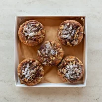 ⁦מגש עוגות מייפל, קינמון ואגוזים⁩ – תמונה ⁦3⁩