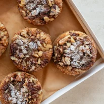 ⁦מגש עוגות מייפל, קינמון ואגוזים⁩ – תמונה ⁦4⁩