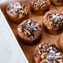 ⁦מגש עוגות מייפל, קינמון ואגוזים⁩ – תמונה ⁦2⁩