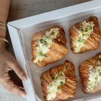 מגש קרואסון מקושקשת